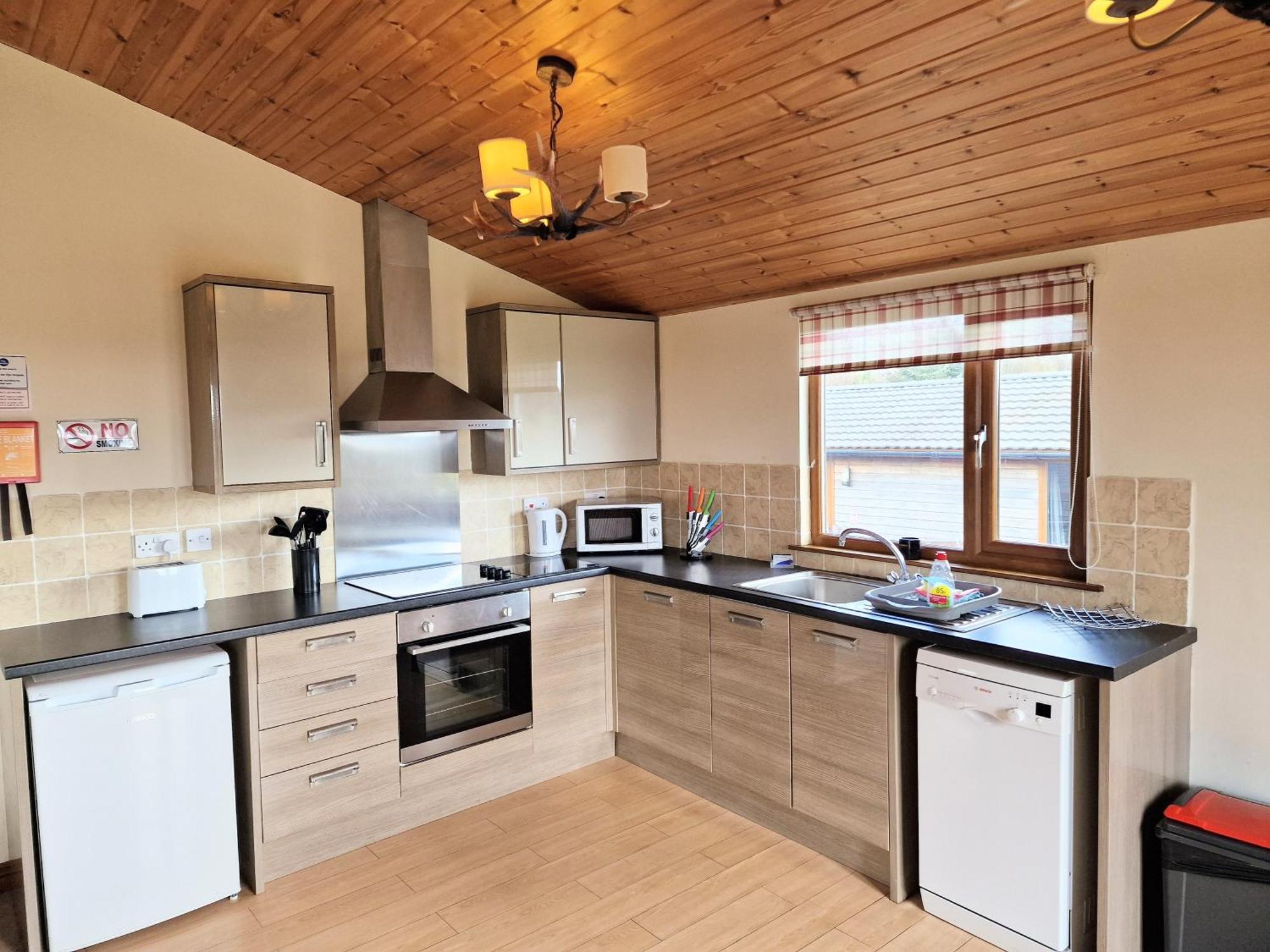 Lomond 5 With Private Hot Tub - Fife - Loch Leven - Lomond Hills - Pet Friendly Villa Kelty Exterior photo
