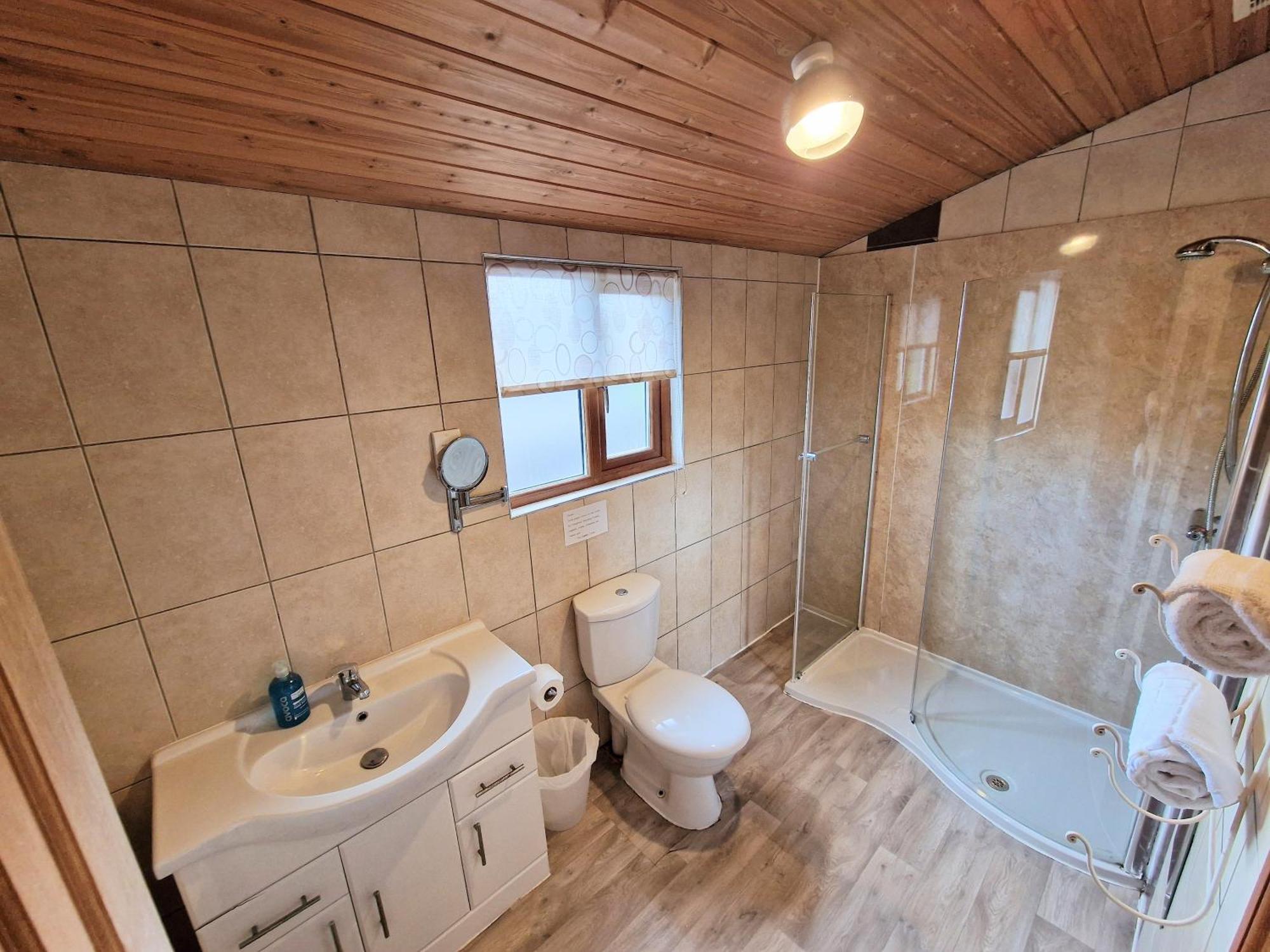 Lomond 5 With Private Hot Tub - Fife - Loch Leven - Lomond Hills - Pet Friendly Villa Kelty Exterior photo