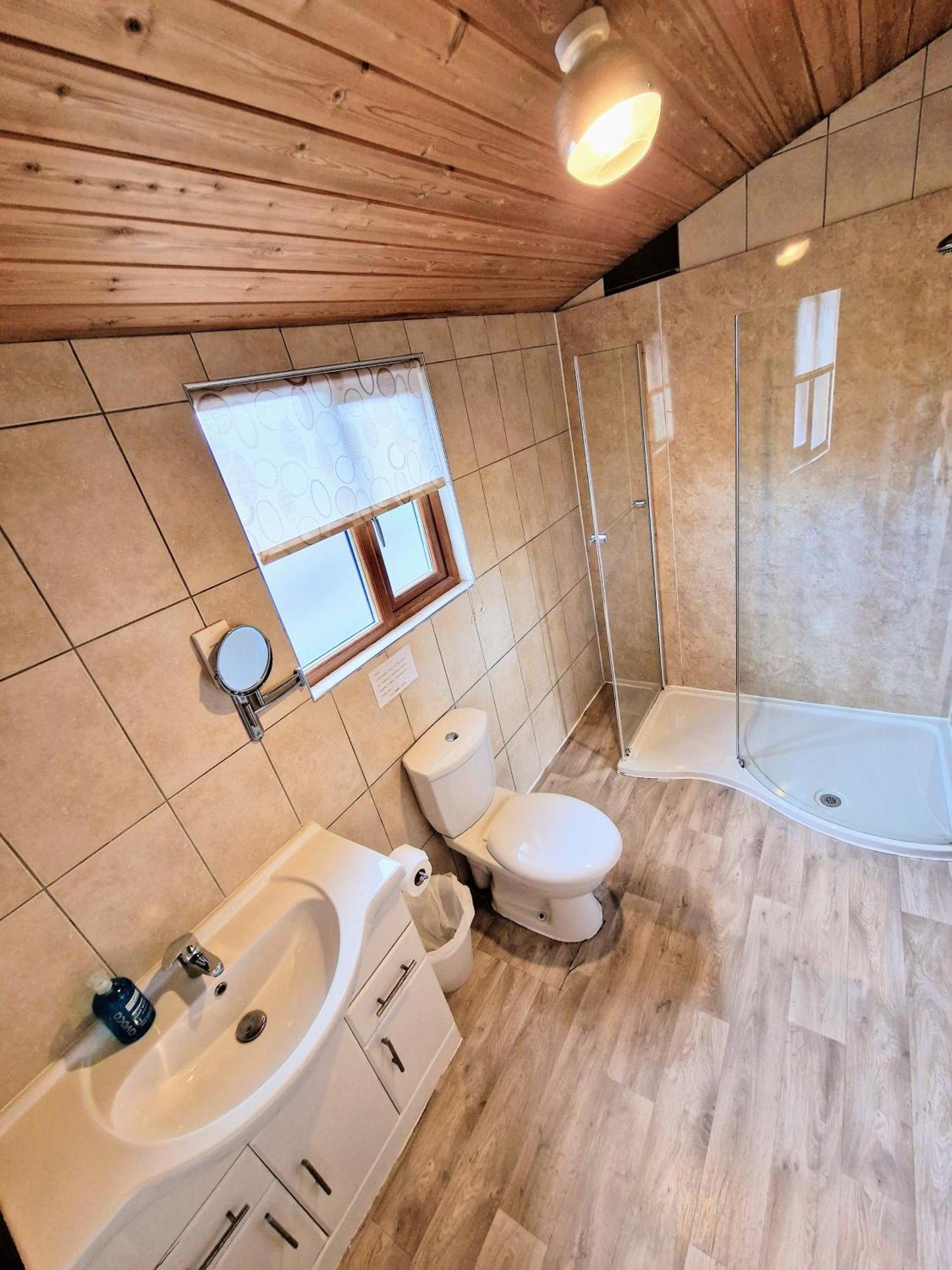 Lomond 5 With Private Hot Tub - Fife - Loch Leven - Lomond Hills - Pet Friendly Villa Kelty Exterior photo